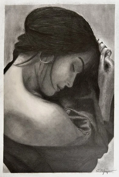 Portrait au graphite : une jeune femme de profil, les yeux clos, la tête posée sur son bras, une boucle d'oreille en anneau